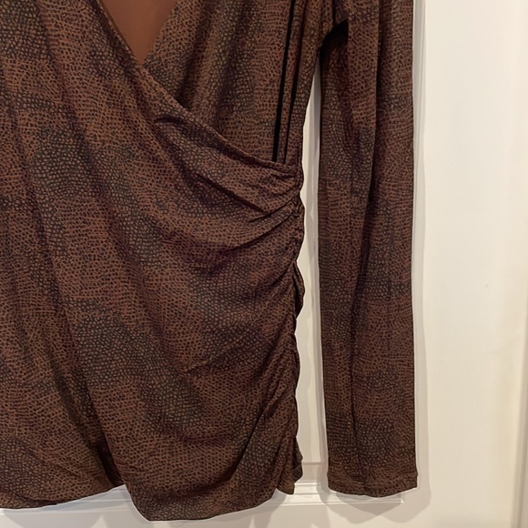 Ladies long sleeve shear print top. - Picture 2 of 3